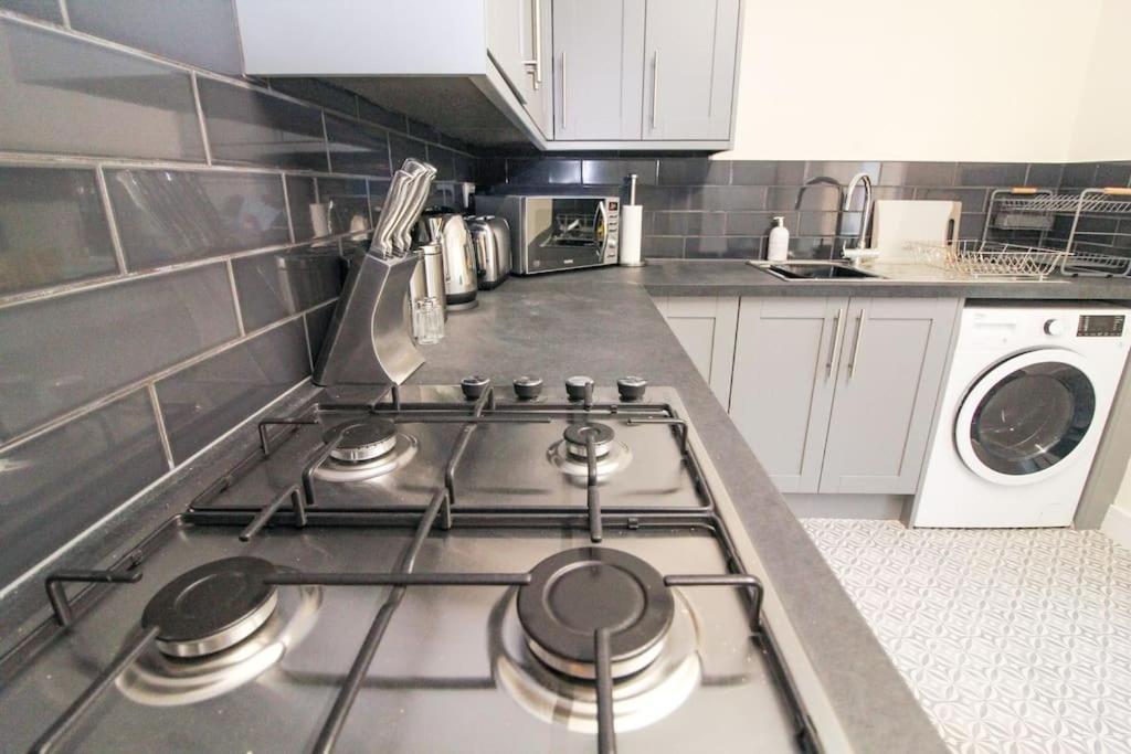Modern 3 Bed, Contractors Welcome, Bradford Екстериор снимка