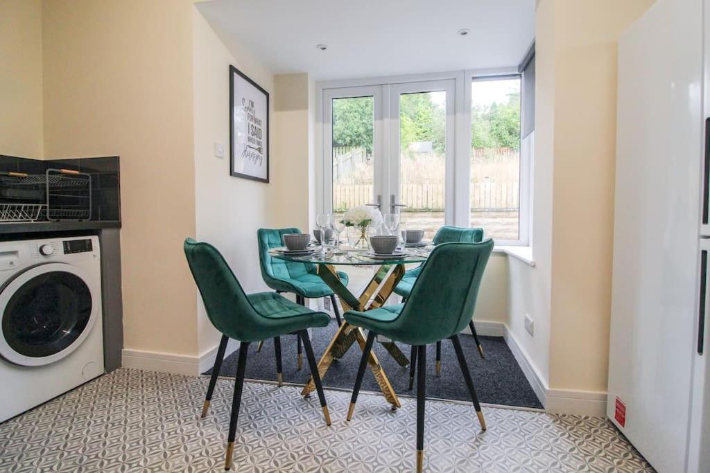 Modern 3 Bed, Contractors Welcome, Bradford Екстериор снимка