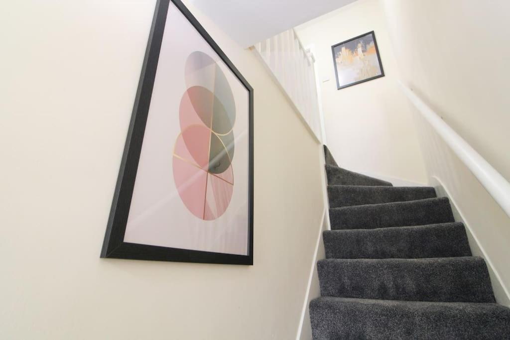 Modern 3 Bed, Contractors Welcome, Bradford Екстериор снимка
