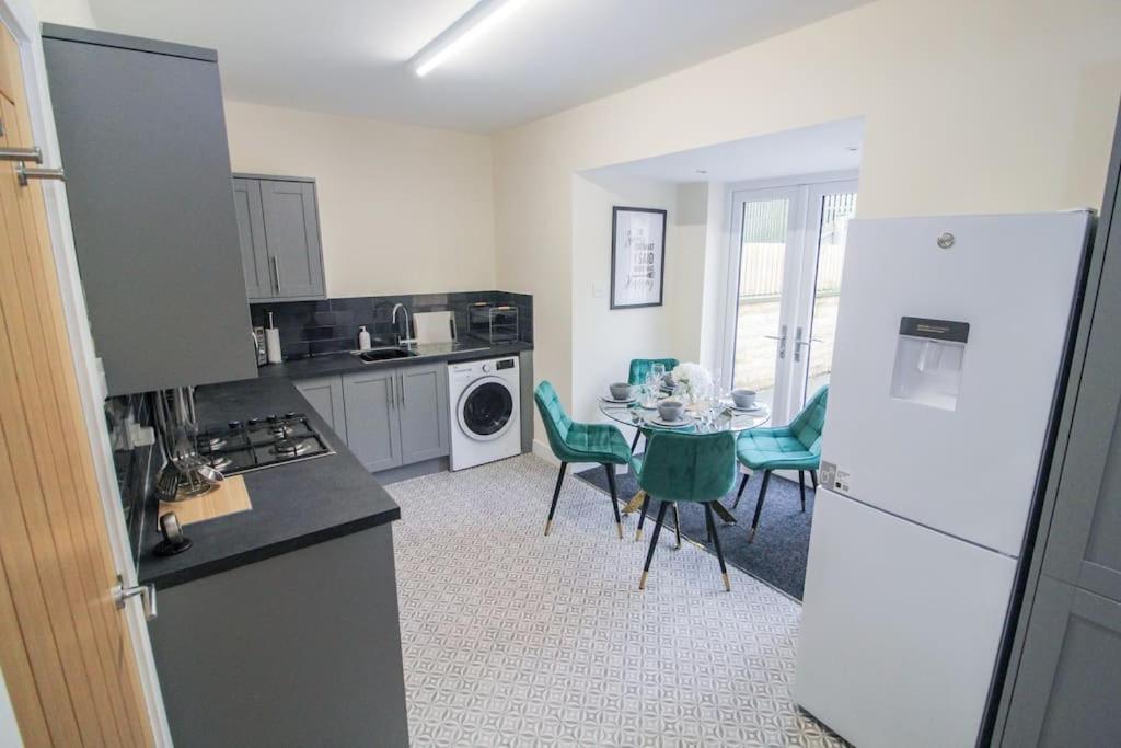 Modern 3 Bed, Contractors Welcome, Bradford Екстериор снимка
