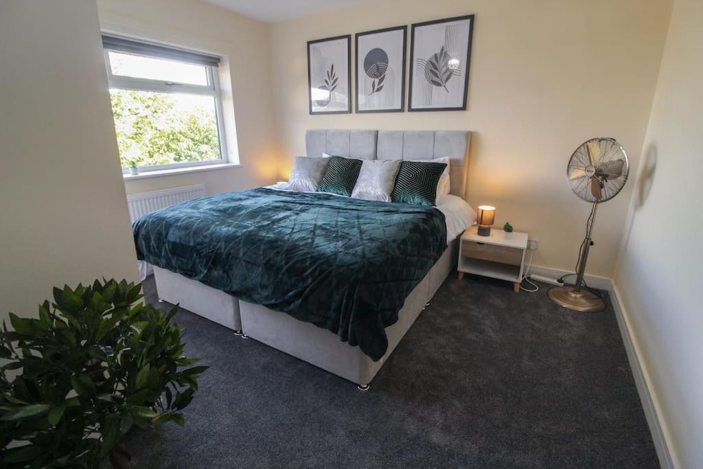 Modern 3 Bed, Contractors Welcome, Bradford Екстериор снимка