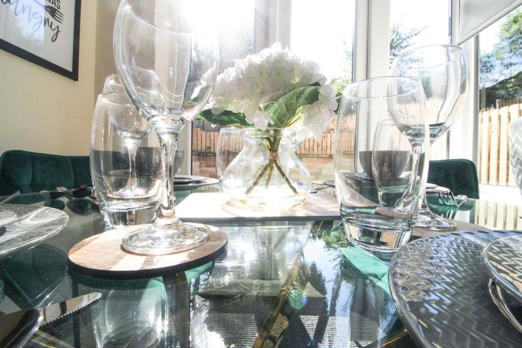 Modern 3 Bed, Contractors Welcome, Bradford Екстериор снимка