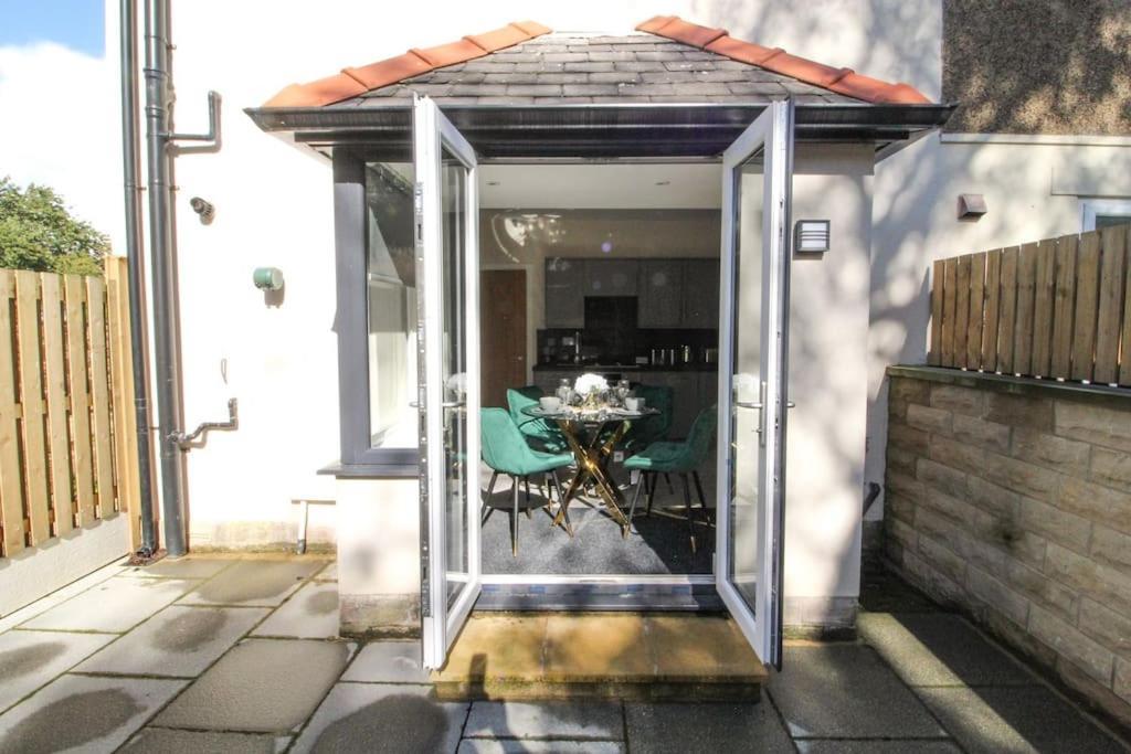 Modern 3 Bed, Contractors Welcome, Bradford Екстериор снимка