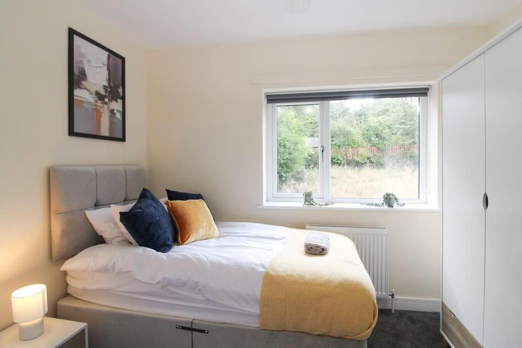 Modern 3 Bed, Contractors Welcome, Bradford Екстериор снимка