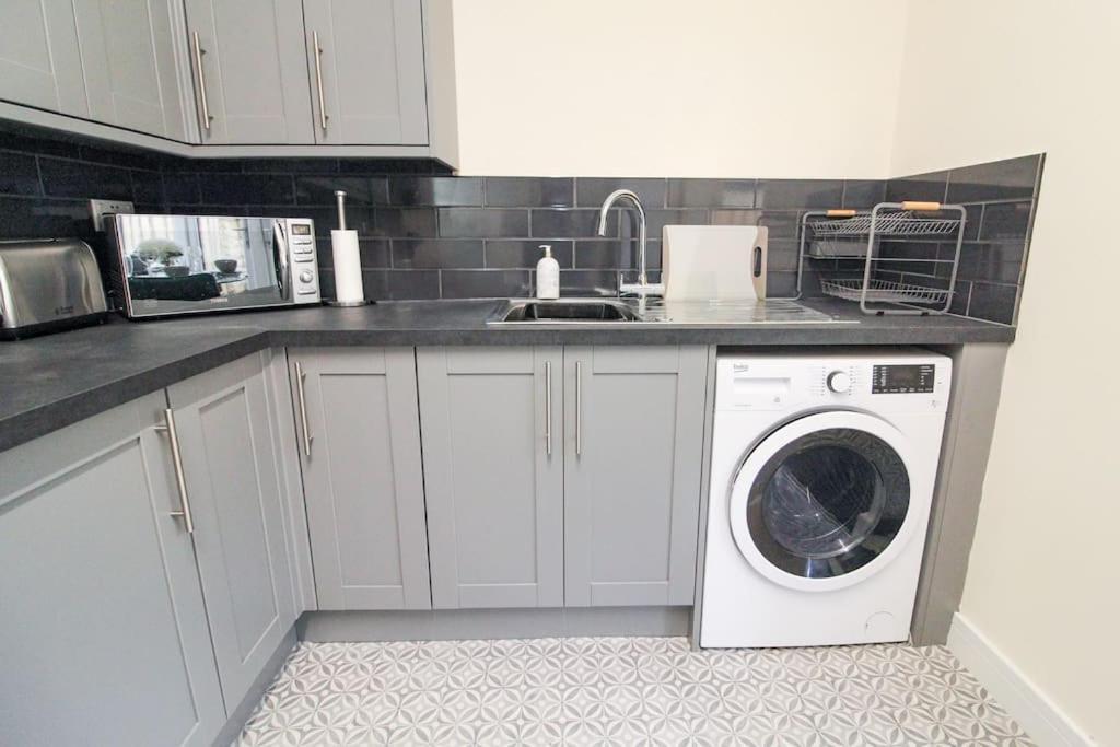 Modern 3 Bed, Contractors Welcome, Bradford Екстериор снимка