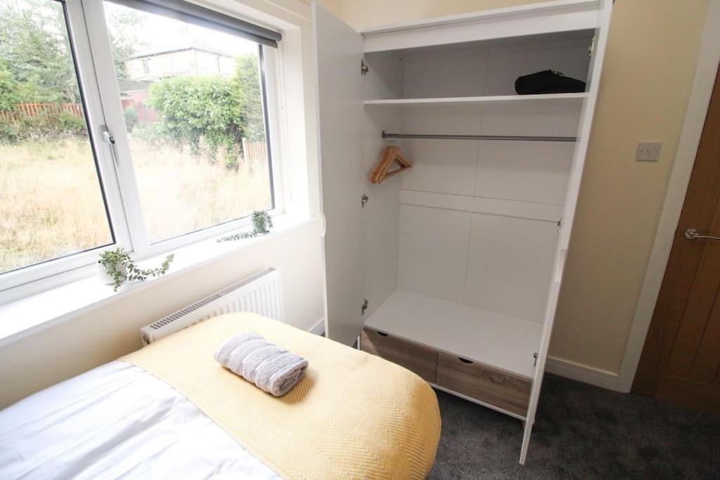 Modern 3 Bed, Contractors Welcome, Bradford Екстериор снимка
